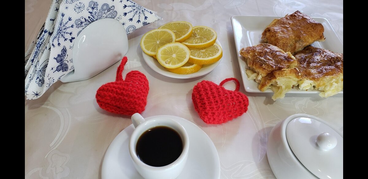 Свои сердечки  связала очень давно , но они не приурочены к празднику.. Связала для  того,  чтобы мои фотографии  были наполнены теплом и любовью. 