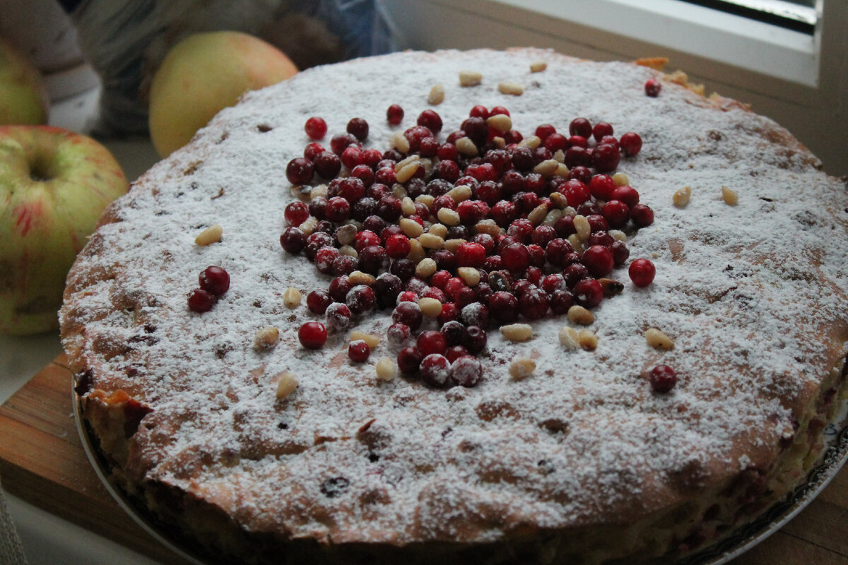 Пирог с яблоком и брусникой