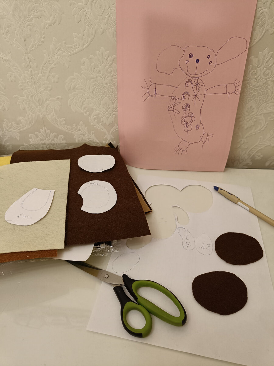 Ева. 4 года. Эскиз Чебурашки. Фотография автора 