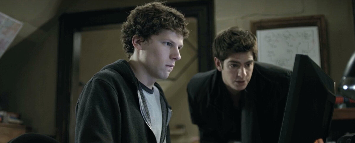 Джесси Айзенберг и Эндрю Гарфилд. Кадр из кинофильма "Социальная сеть", 2010 г., режиссер Дэвид Финчер, сценаристы Аарон Соркин, Бен Мезрич, композиторы Трент Резнор, Аттикус Росс (скриншот)