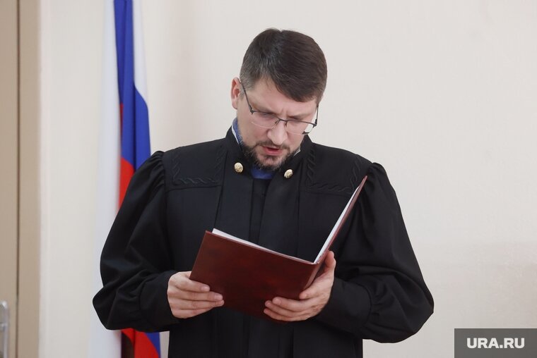    Судья Владимир Сапунов зачитал обвинительный приговор Андрею Нелюбину и Евгению Кушнареву