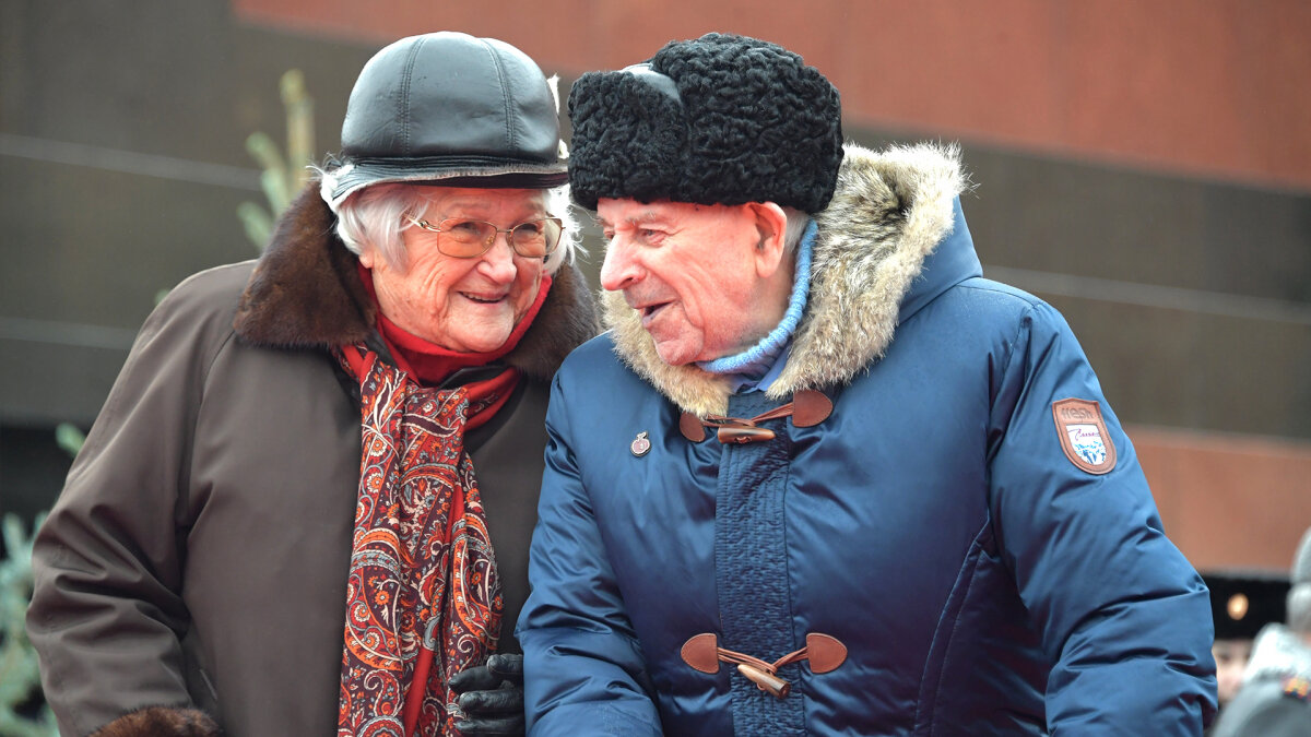 Пенсионеры.