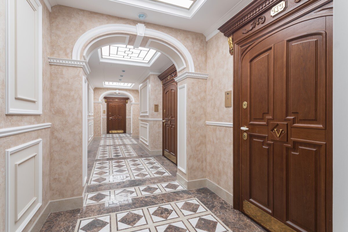 Фирменная символика дома объединяет интерьер в единый стиль