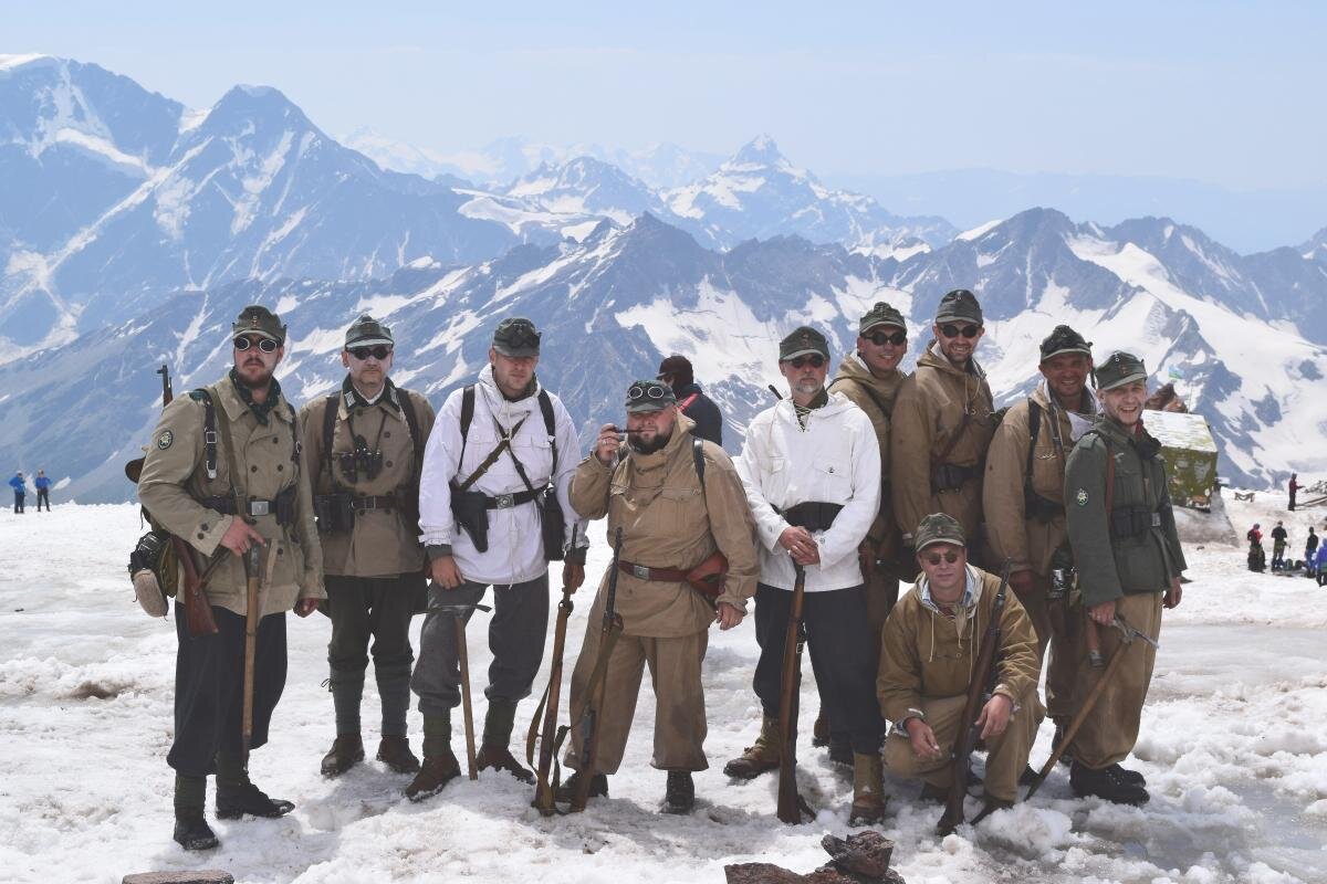  80 лет назад были сорваны штандарты и знамёна третьего рейха, 1 и 4 дивизий 49-го горнострелкового корпуса вермахта с высших точек Европы на Эльбрусе.