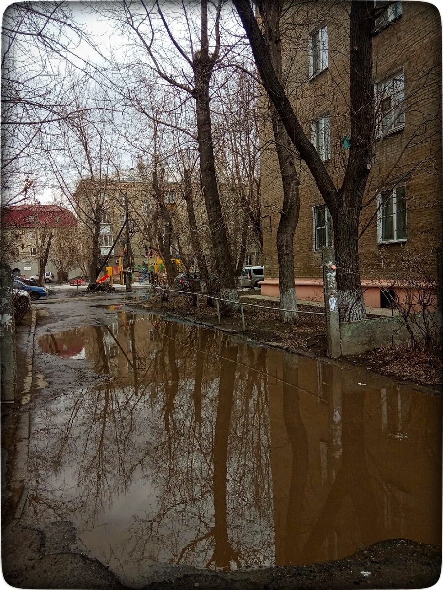 В обычном восприятии - это лужа. В восприятии по действию - это отражение, заполнение, стремление заполнить низины и выровнять плоскость.