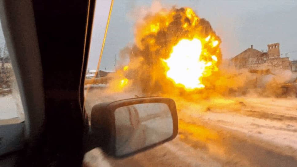 Фото: Скриншот с видео Эрко Лайдинена📷Момент попадания снаряда в автомобиль, рядом с которым находился Питер Рид