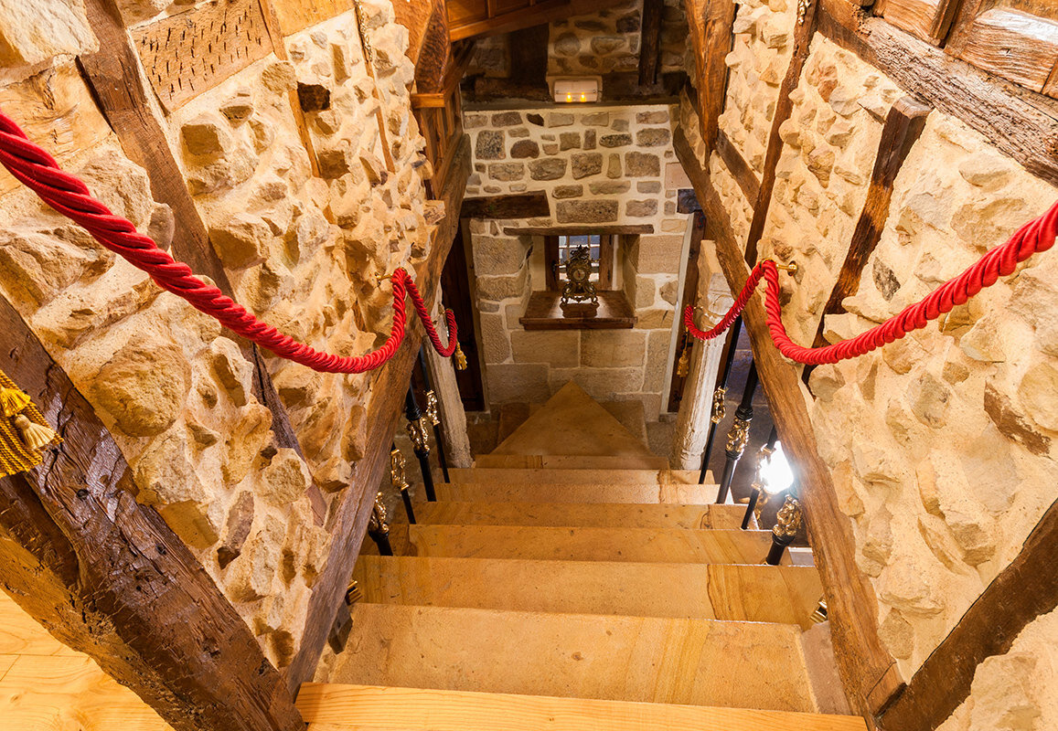     Люди хотели купить роскошный дом, но когда вошли в подвал — обомлели