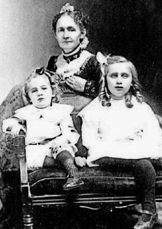    Анна Мария Робертсон Мозес с детьми. Фото: Wikimedia Commons / Public domain