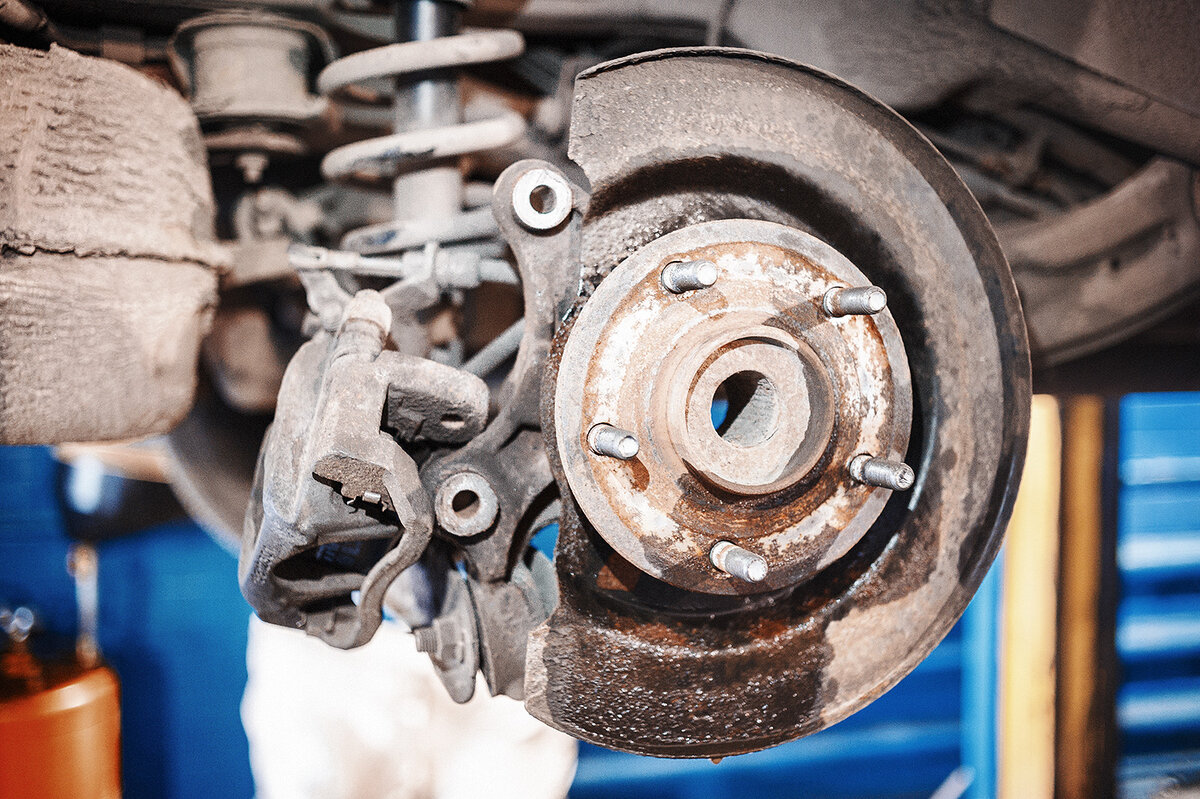 Снимаем колесо и выводим привод из передней ступицы Додж Джорни