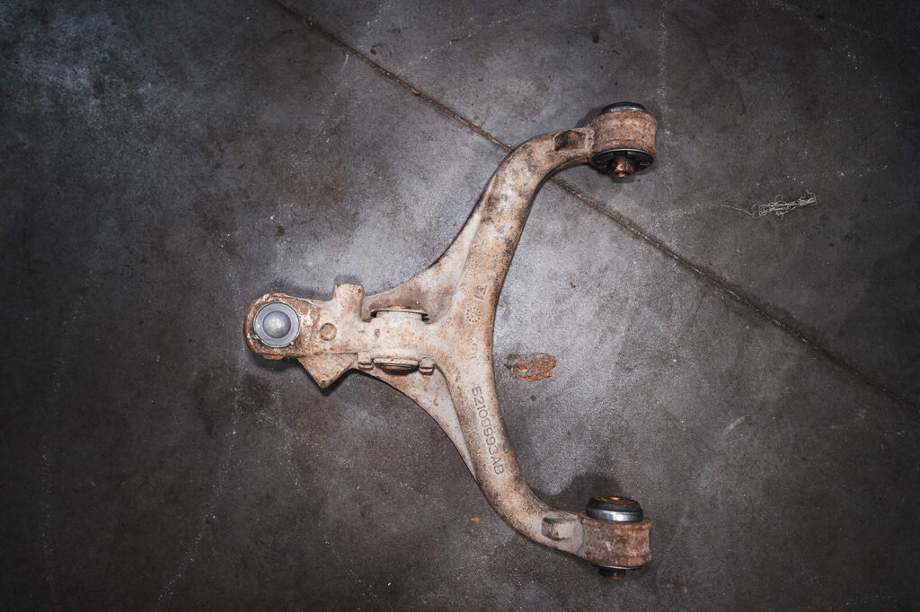 Снимаем левый передний нижний рычаг