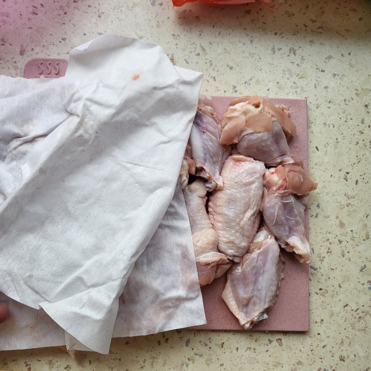 За тем мы промакиваем нарезанные крылья салфеткой что бы не было влаги.