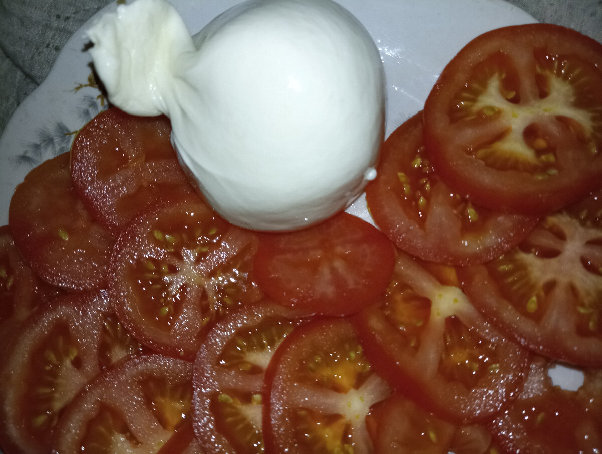 Вскрыли буррату. Не моя еда.