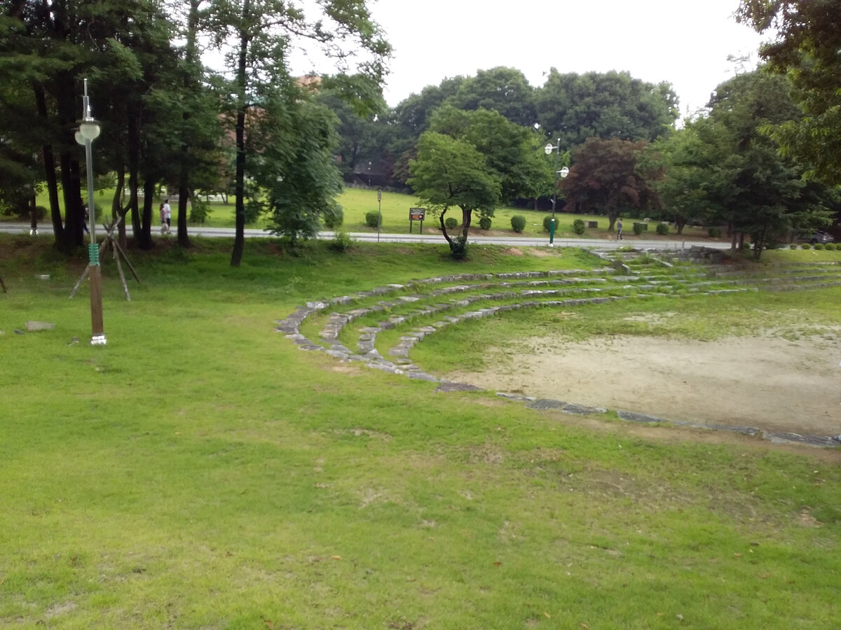 На территории университета в городе Чхонджу 