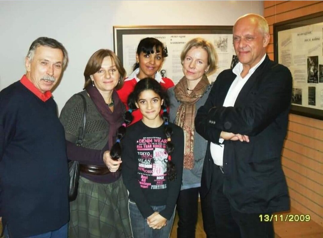 Фото из личного архива автора канала. Третья слева моя дочь Джессика в окружении педагогов и директора школы на тот момент.