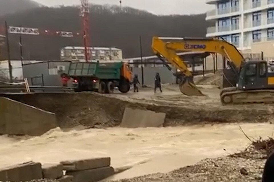     Ремонтировать мост будут, когда уровень воды в реке снизится