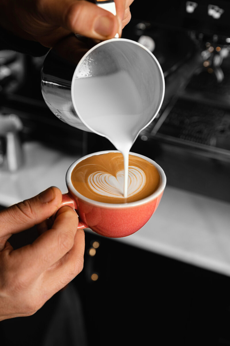 Изображение от <a href="https://ru.freepik.com/free-photo/close-up-hand-pouring-milk-in-coffee_12670078.htm#page=2&query=%D0%BA%D0%BE%D1%84%D0%B5%D0%B9%D0%BD%D1%8F&position=31&from_view=search&track=sph">Freepik</a>