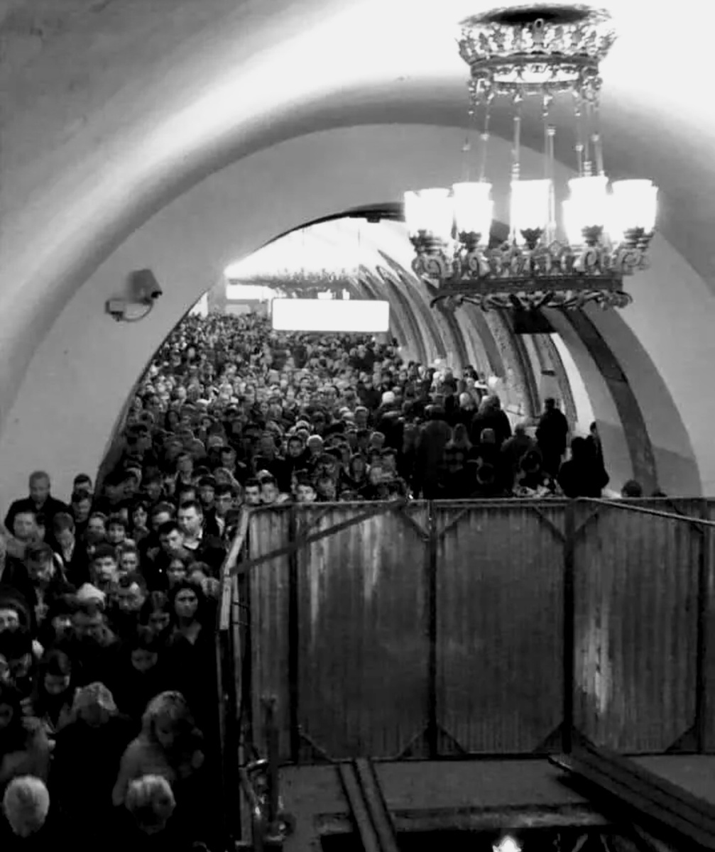 утро, метро, будний день, дорога на работу в час пик, 8 часов, такая же «увлекательная» дорога домой