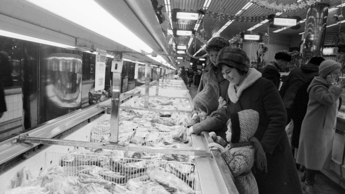    Покупатели в магазине «Океан» / Фото: Владимир Акимов / РИА Новости