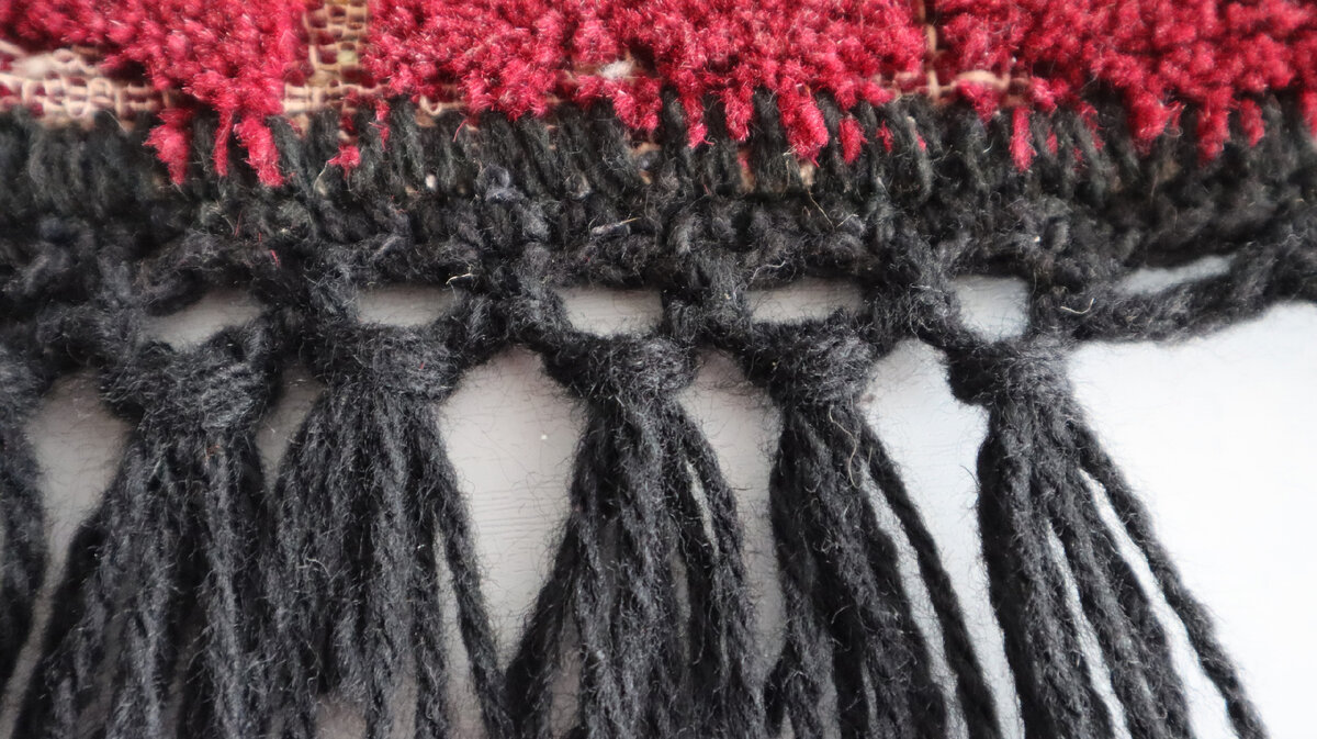 Бахрома красная. Бахрома конец. Бахрома 1620706-a8. Широкий пушистый шарф с бахромой. Ковер коричневый с бахромой.