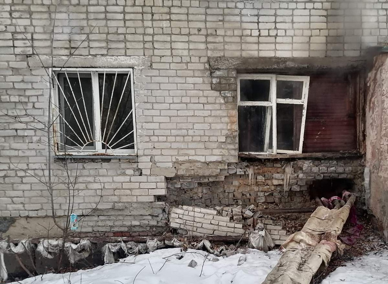    По словам жильцов, после аварии они стали замечать, что у дома отваливается кирпичная кладка