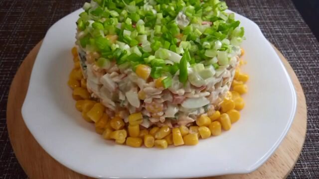 Салат с колбасным копчёным сыром и крабовыми палочками: рецепт - Лайфхакер