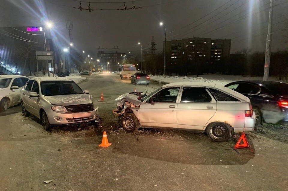     Стала ли сильная метель причиной аварии, предстоит выяснить сотрудникам ГИБДД.  УМВД России по Оренбургской области