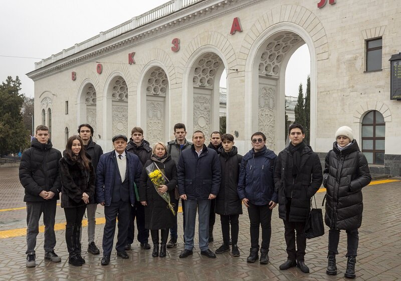 на фоне железнодорожного вокзала Симферополь