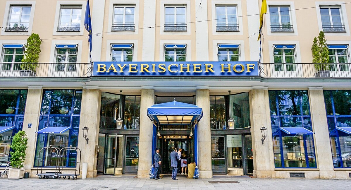 Посольство мюнхен. Bayerischer Hof Мюнхен. Отель баварский двор в Мюнхене. Отель Bayerischer Hof. Bayerischer Hof Мюнхен сотрудники отеля.