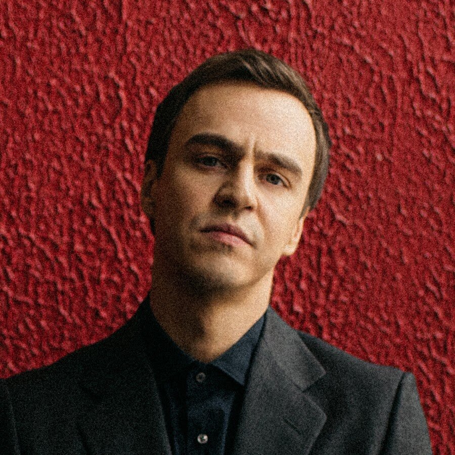 Например, комик Иван Абрамов и его уже многоизвестная фраза "в мире столько красивых женщин, на них сложно не смотреть, особенно если жена набрала после родов".