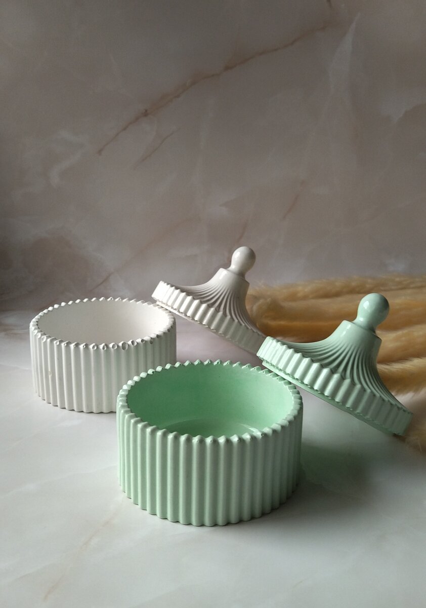 На фото шкатулки из гипса.