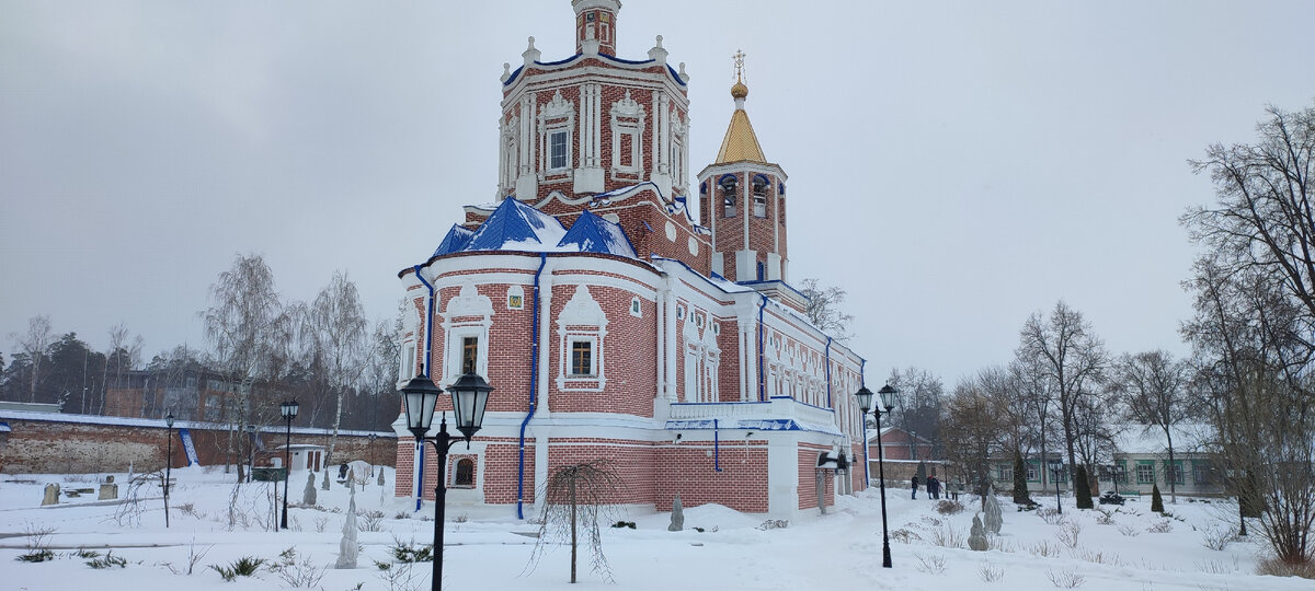 Храм в честь сошествия Святого Духа на апостолов XVII в. (листайте вправо) 