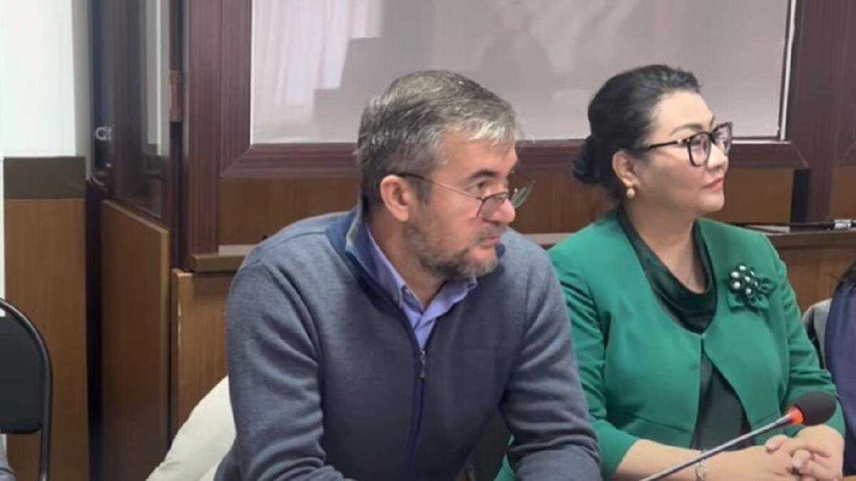    Бакытгуль Хаменова и адвокат на апелляции:azh.kz