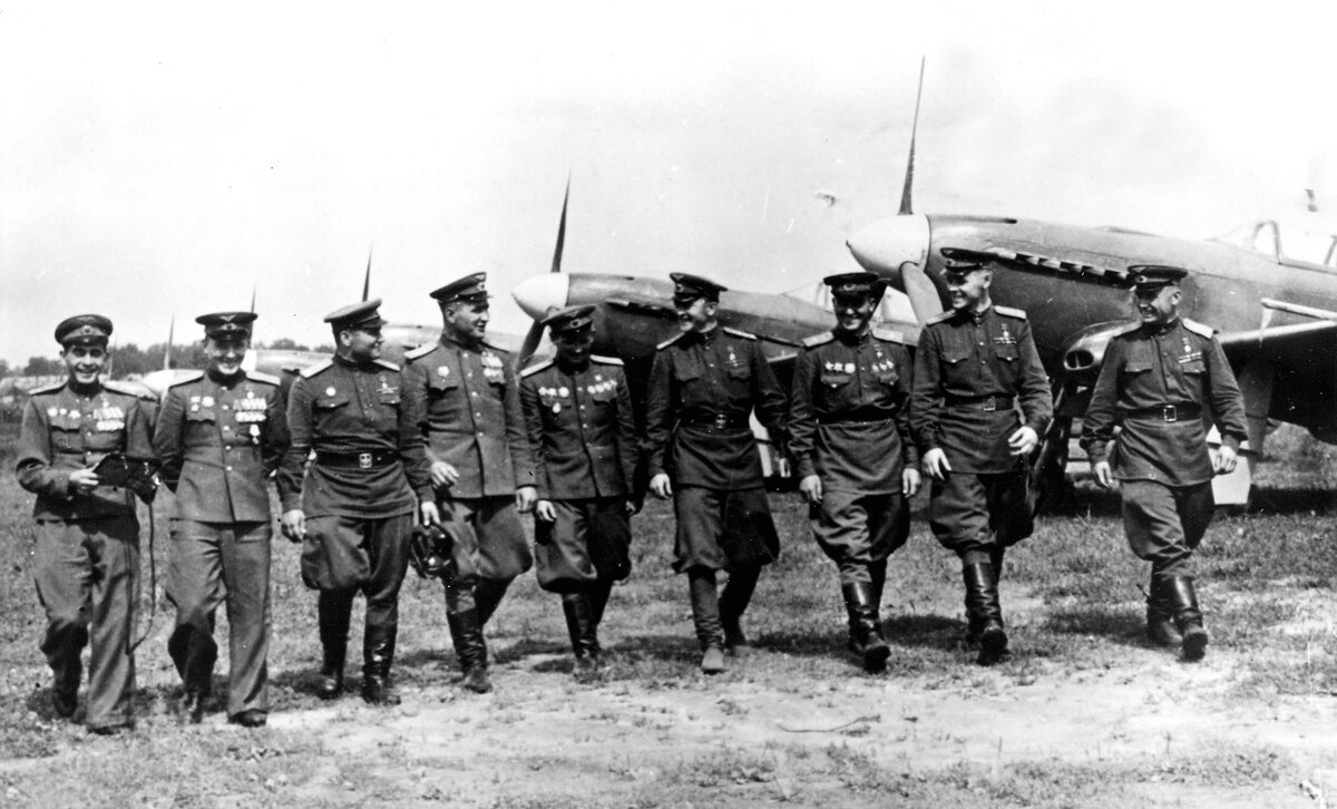 Девять Героев Советского Союза у своих самолетов Як-3 во время подготовки к Параду Победы в Высшей школе воздушного боя в Люберцах – лето 1945 г. Третий слева – Герой Советского Союза Н. Свитенко, Фото из его личного архива 