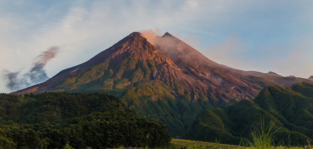 Рассвет на вулкане Мерапи, Индонезия Фото: © Misbachul Munir / Shutterstock / FOTODOM