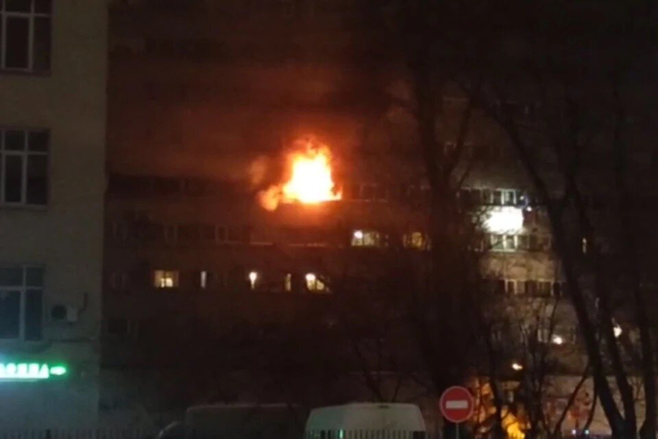     Следователи рассматривают поджог как одну из причин пожара в здании на Международной улице