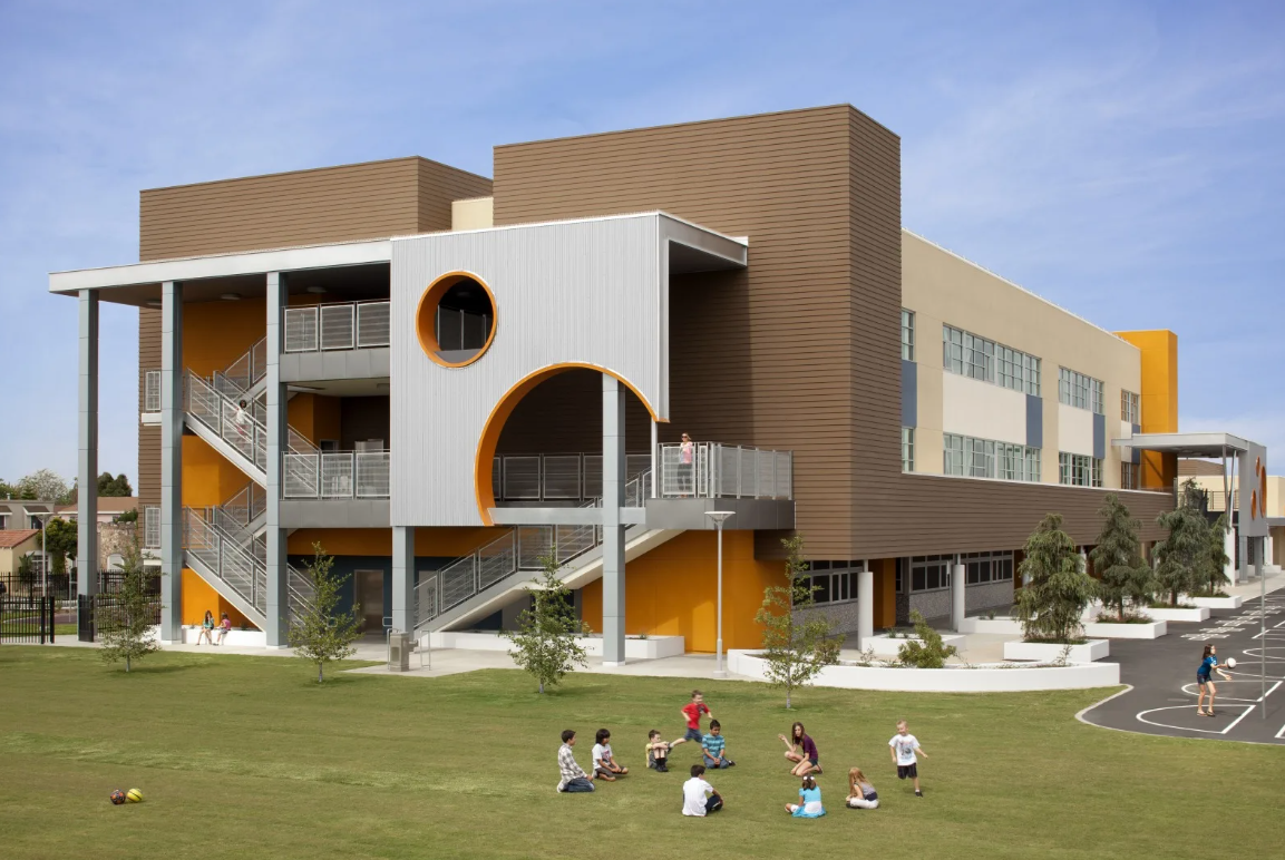 Дети в школу должны хотеть идти. А не пытаться оттуда сбежать