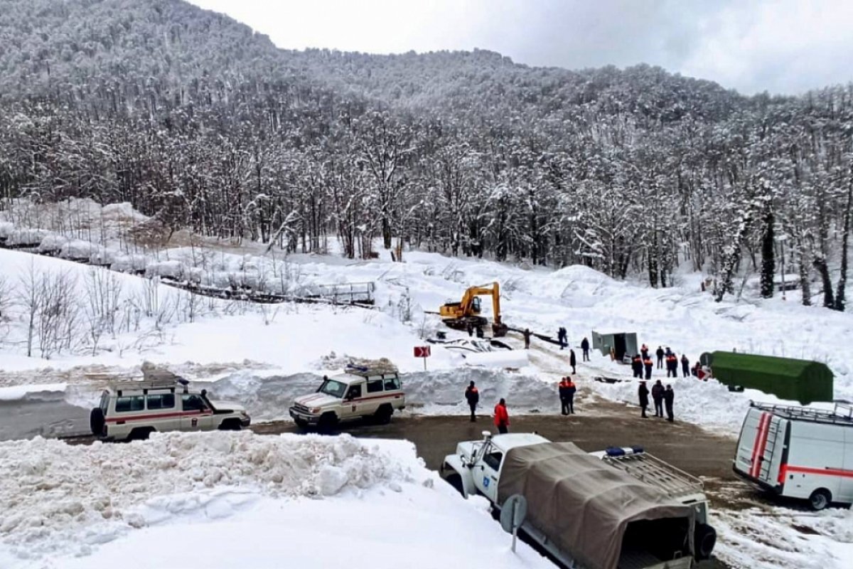    Глава Кубани вместе с министром МЧС России прибыли в Сочи, где сошла лавина