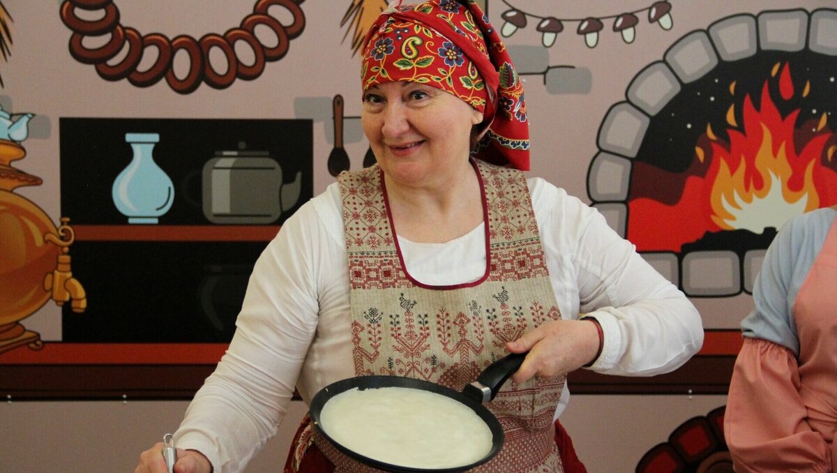     Во второй день масленичной недели, 21 февраля, в буфете Приморской краевой филармонии можно было наблюдать интересную картину: женщины-министры, зампреды и общественные деятели Приморья, надев фартуки, что-то весело готовили. Все они собрались здесь в рамках акции «Блины от Приморской тёщи».