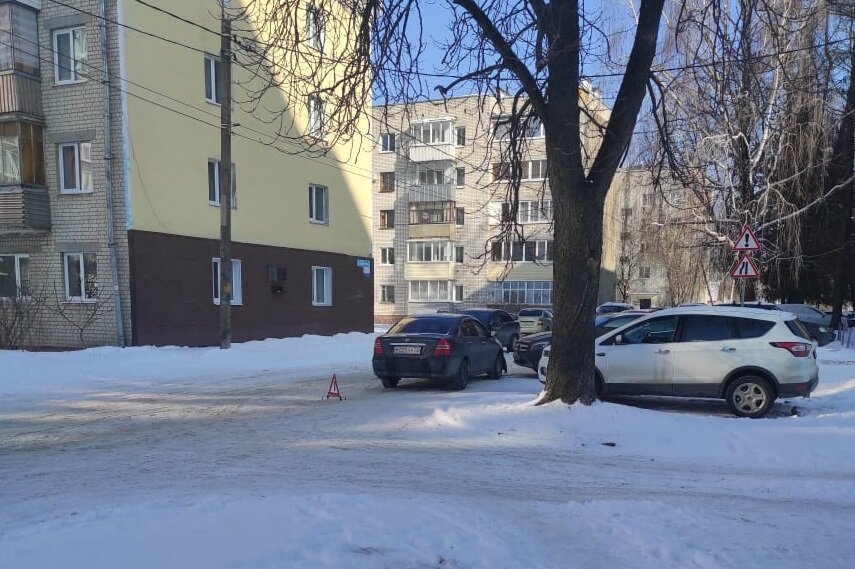    В центре Брянска столкнулись вне оживленной дороги китаец Lifan и роскошный кроссовер Mercedes-Benz avchernov