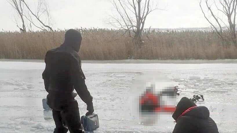     Сегодня 57-летний житель Калачевского района провалился под лед на своей «Ниве» и не сумел спастись. Тело уже подняли на поверхность водолазы, сообщил изданию «НовостиВолгограда.ру» источник в экстренных службах региона.