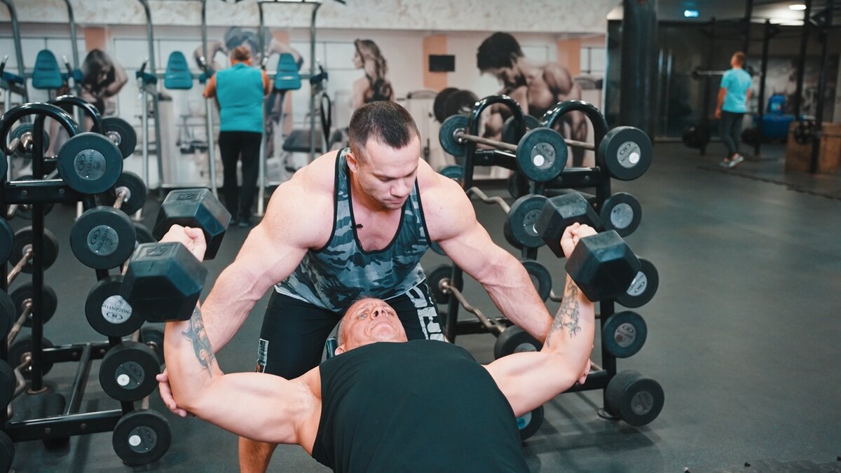 Мне повезло несколько раз тренироваться с Сашей Мартынкиным. На моём канале есть несколько видео этих тренировок. Вот уж кто ходячая энциклопедия бодибилдинга!