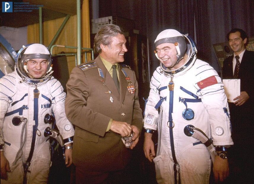 Космонавт А.В. Филипченко с экипажем космического корабля «Союз-26» – Г.М. Гречко и Ю.В. Романенко в скафандрах в зале тренажеров ЦПК им. Гагарина Ю.А. в период подготовки к полету. РГАНТД. Арх. № Д1-515 цв. 
