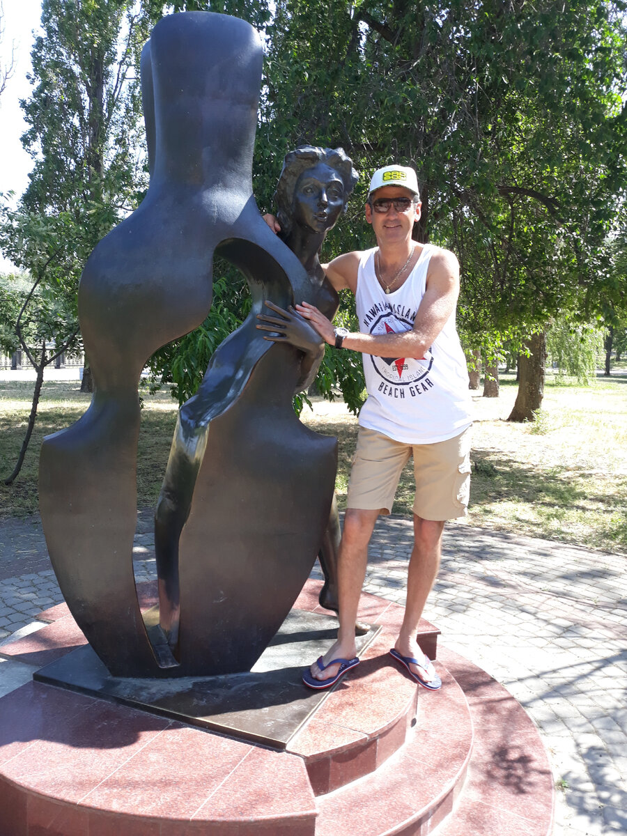 Таганрог. Скульптурная композиция "Роман с контрабасом" (фото автора).