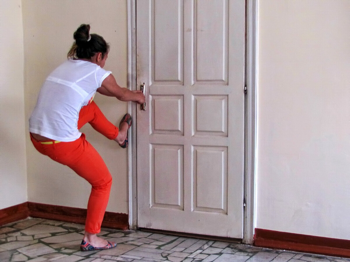 Женщине выламывают дверь