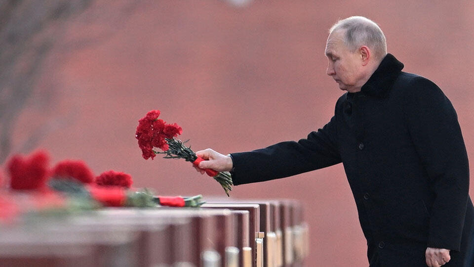     Путин возложил цветы к постаментам городов-героев у Кремля РИА Новости/Павел Бедняков
