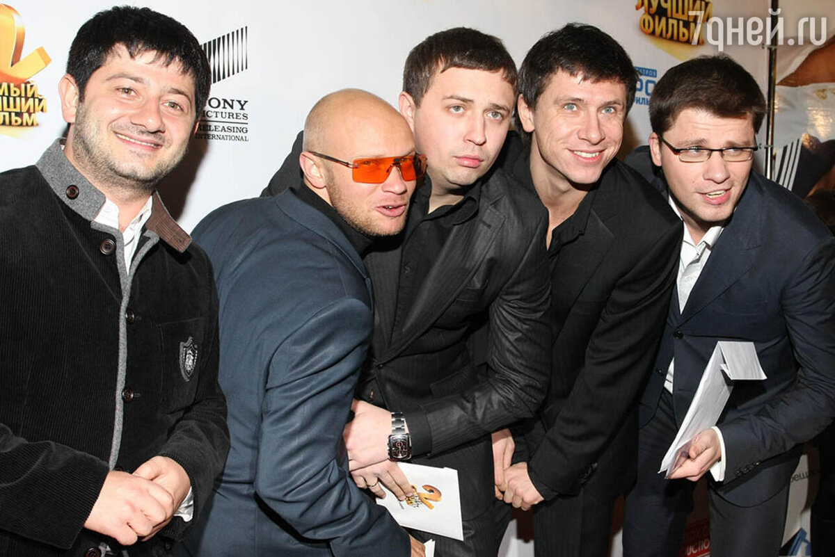    Дмитрий Хрусталев с коллегами по КВН и Comedy Club: Михаилом Галустяном, Олегом Верещагиным, Тимуром Батрутдиновым и Гариком Харламовым Anna Salynskaya/globallookpress.com