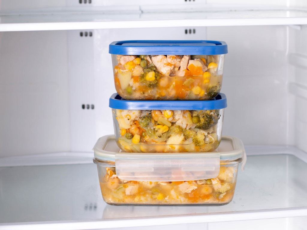 Как хранить готовую еду и консервы в холодильнике?