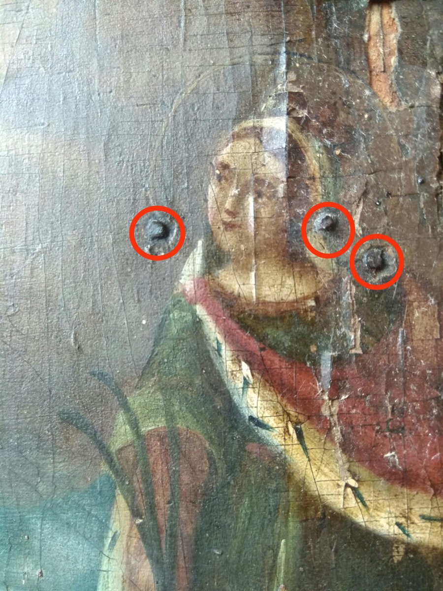 Три гвоздя, некогда крепившие нимб. Несмотря на присутствие басменного нимба, иконописец светло-охристой краской написал нимб, который и будет восстановлен.