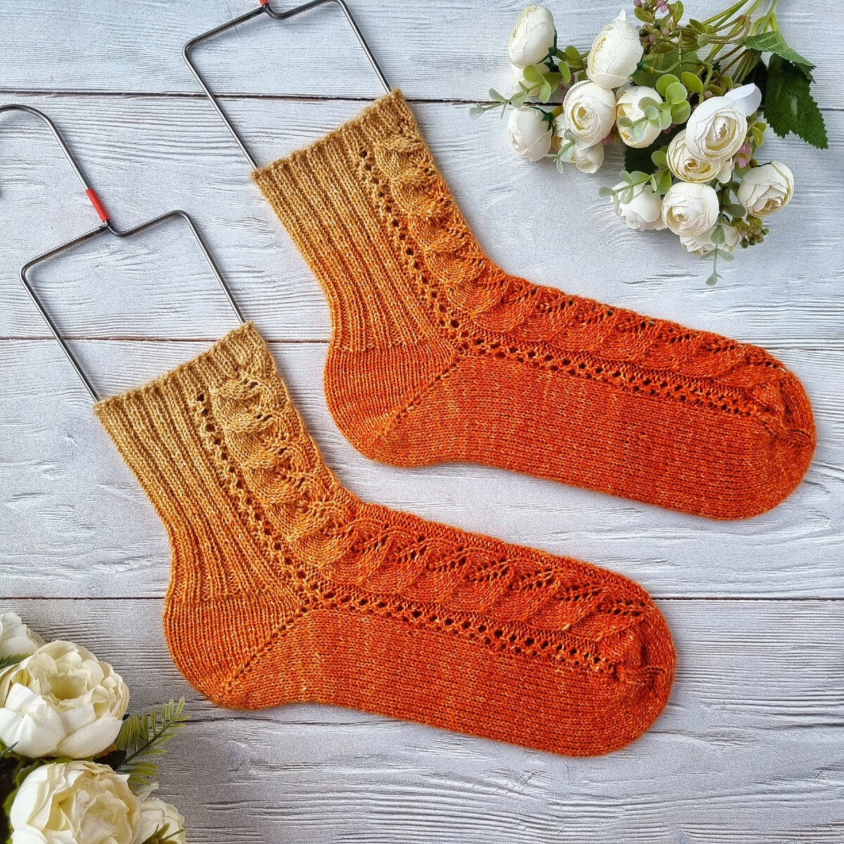 Это вяжет моя мама. А я красила пряжу для них.