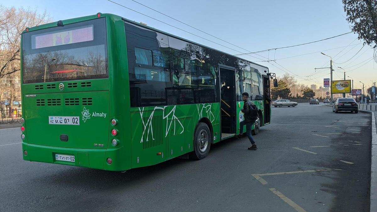    Автобус подъехал на остановку:NUR.KZ / Петр Карандашов